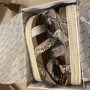 Qupid, size 9 platform sandals